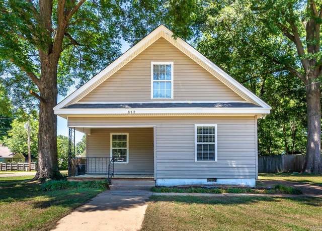 Property at 812 Park Ave, Jonesboro, AR 72401, 3 beds, 2 baths