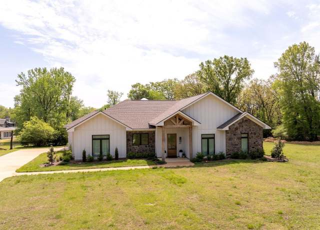 Property at 812 Lakeland Dr, Heber Springs, AR 72543, 5 beds, 4.5 baths