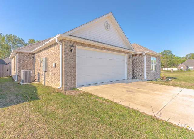 Property at 5804 Wendy St, Paragould, AR 72450, 3 beds, 2 baths