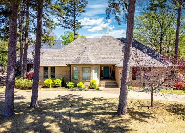 Property at 61 Chenal Cir, Little Rock, AR 72223, 4 beds, 3 baths