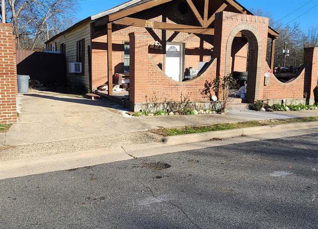 Property at 129 Daisy St, Hot Springs, AR 71901, 3 beds, 1 bath