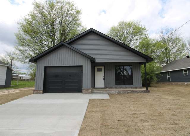 Property at 400 N 5th St, Paragould, AR 72450, 3 beds, 2 baths