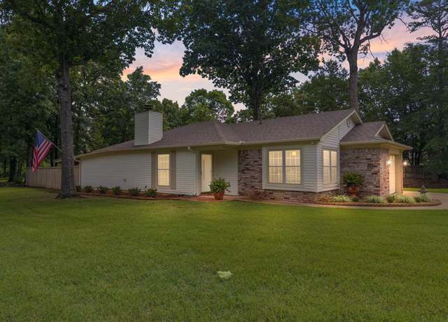 Property at 101 Rolling Oaks Dr, Maumelle, AR 72113, 2 beds, 2 baths