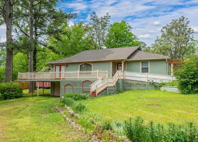Property at 117 Waverly St, Hot Springs, AR 71913, 2 beds, 2 baths