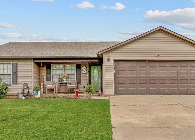 Property at 401 Allison Dr, Paragould, AR 72450, 3 beds, 2 baths