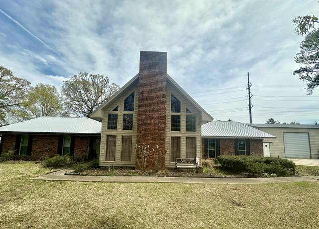 Property at 509 Pecan St, Crossett, AR 71635, 4 beds, 2 baths