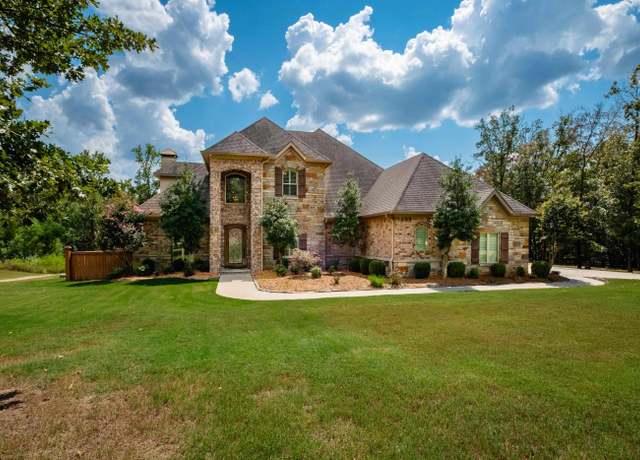 Property at 1117 Westcliffe Dr, Little Rock, AR 72210, 4 beds, 4.5 baths