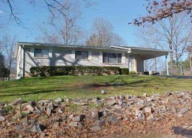 Property at 102 Douglas Dr, Hot Springs, AR 71913, 2 beds, 1.5 baths