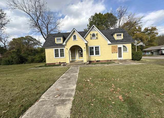 Property at 1020 E 3rd St, Hope, AR 71801, 3 beds, 2 baths