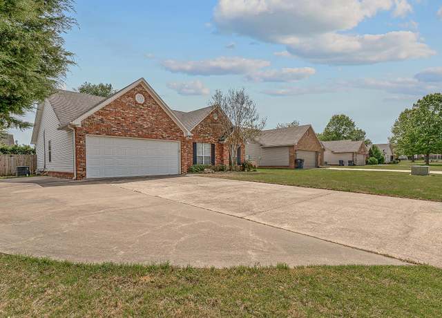 Property at 213 Natchez Dr, Jonesboro, AR 72404, 3 beds, 2 baths