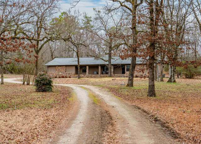 Property at 2637 Spring St, Hot Springs, AR 71901, 4 beds, 3 baths