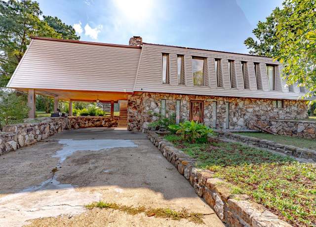 Property at 2806 Autumn Dr, Paragould, AR 72450, 4 beds, 2.5 baths