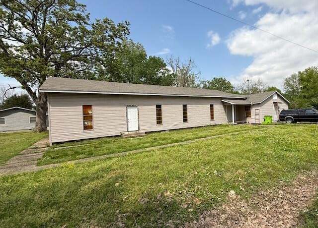 Property at 412 E 6th St, Lonoke, AR 72086, 3 beds, 2 baths