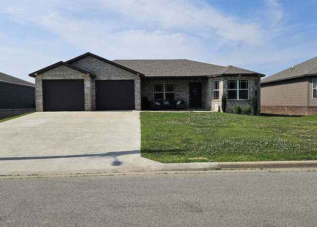 Property at 403 Elizabeth Dr, Paragould, AR 72450, 4 beds, 2 baths