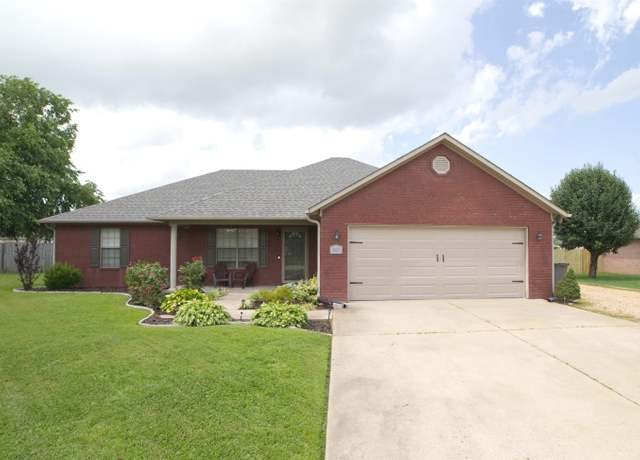 Property at 2807 Canterbury Dr, Paragould, AR 72450, 3 beds, 2 baths