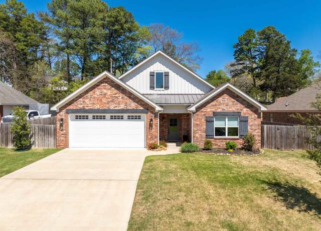 Property at 125 James St, Hot Springs, AR 71901, 3 beds, 2 baths