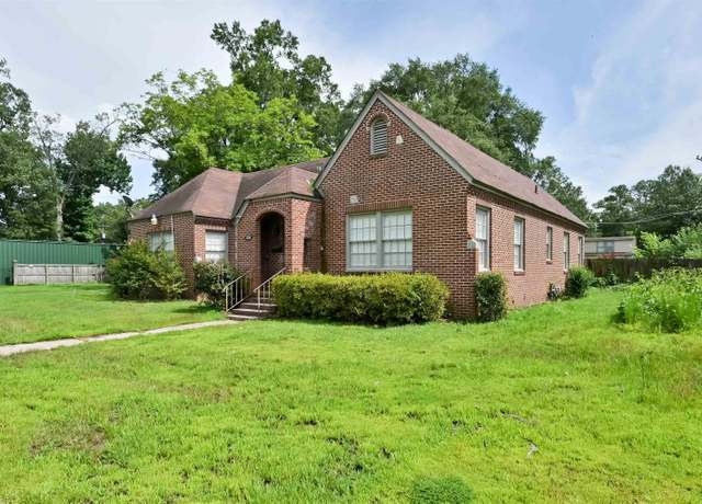 Property at 1300 W 28th Ave, Pine Bluff, AR 71603, 3 beds, 2 baths