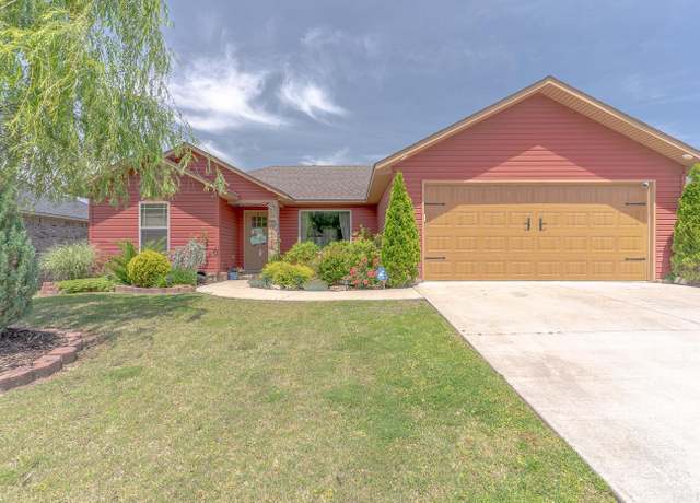 Property at 309 Elizabeth Dr, Paragould, AR 72450, 3 beds, 2 baths