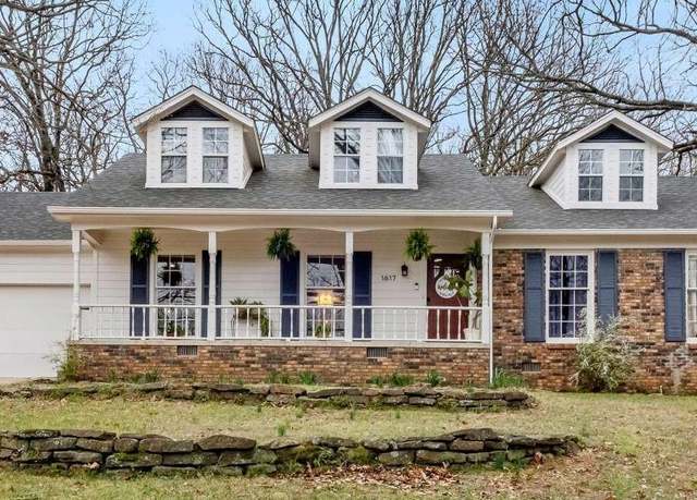 Property at 1617 N Applebury Dr, Fayetteville, AR 72701, 4 beds, 3 baths