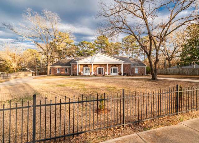 Property at 413 S Myrtle St, Warren, AR 71671, 5 beds, 4 baths