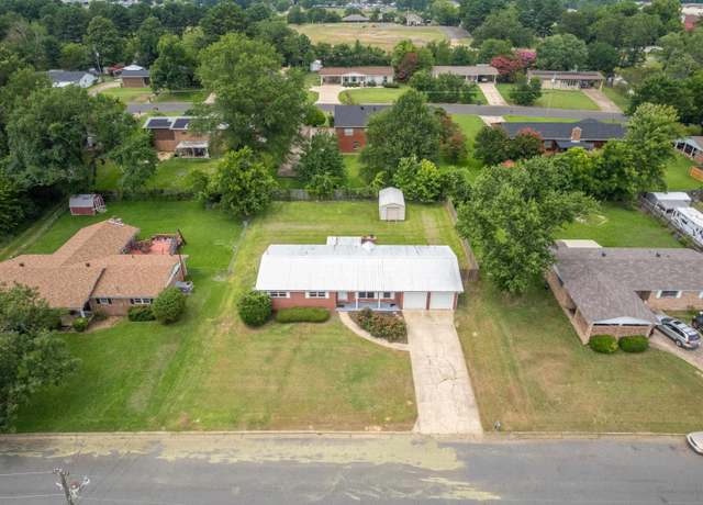 Property at 206 Mockingbird St, Hot Springs, AR 71913, 3 beds, 2 baths