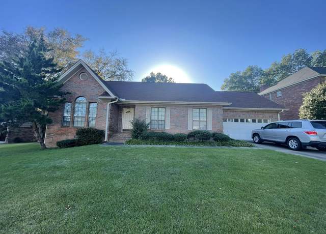Property at 611 Live Oak Dr, Searcy, AR 72143, 3 beds, 2 baths