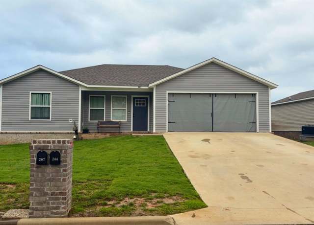 Property at 207 Formon Dr, Paragould, AR 72450, 3 beds, 2 baths