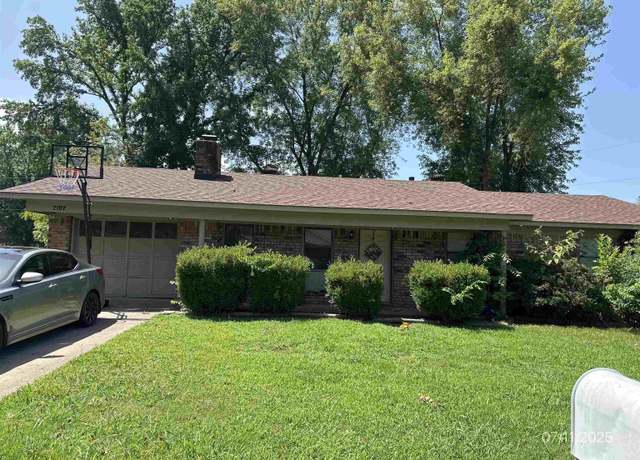 Property at 2102 E 14th St, Russellville, AR 72802, 3 beds, 1.5 baths