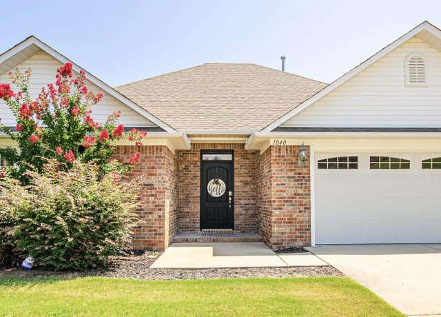 Property at 1040 Calloway Dr, Conway, AR 72034, 3 beds, 2 baths