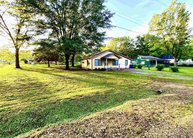 Property at 311 E College St, Beebe, AR 72012, 2 beds, 1.5 baths