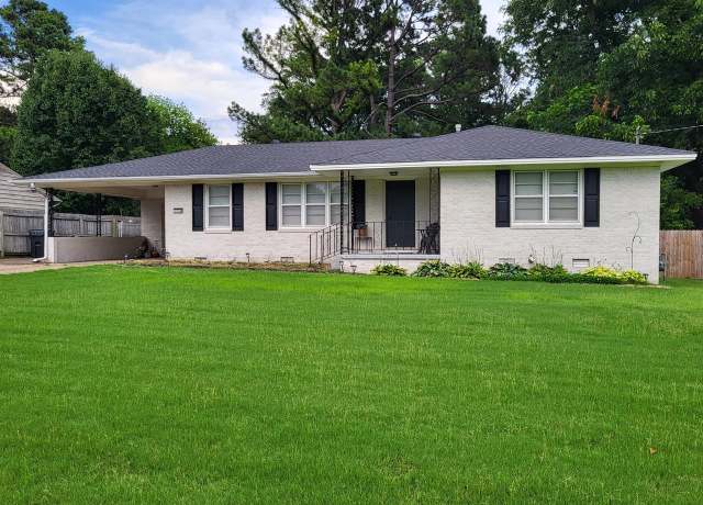 Property at 1136 Walnut St, Jonesboro, AR 72401, 3 beds, 2 baths