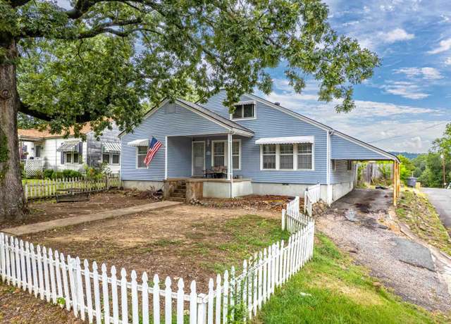 Property at 402 Crestwood St, Hot Springs, AR 71913, 3 beds, 2 baths