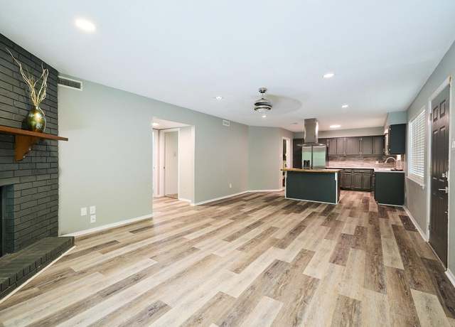 Property at 220 Cooper St, Hot Springs, AR 71913, 2 beds, 2 baths