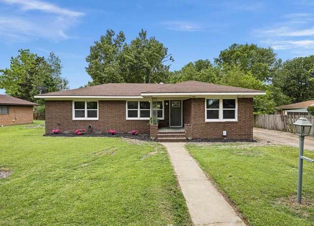 Property at 508 E 12th St, Russellville, AR 72801, 4 beds, 2 baths