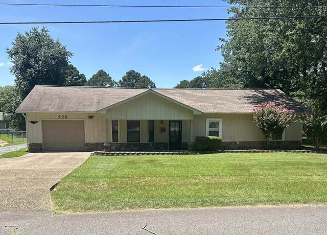 Property at 424 Lee St, Heber Springs, AR 72543, 3 beds, 2 baths