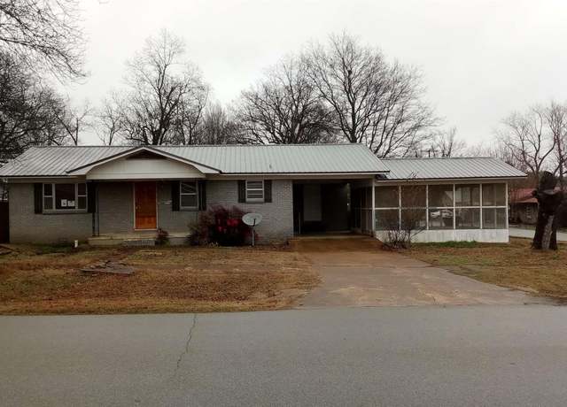 Property at 330 College St, Newark, AR 72562, 2 beds, 2 baths
