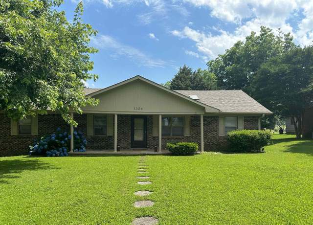 Property at 1306 W Emerson, Paragould, AR, 4 beds, 2.5 baths