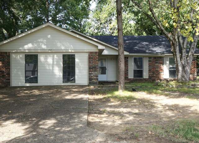 Property at 207 Fairway Dr, Conway, AR 72034, 4 beds, 2 baths