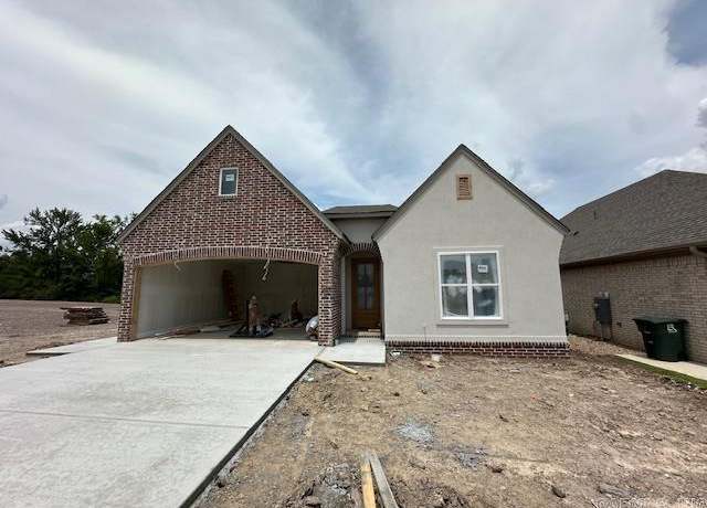 Property at 206 Edgewood Cir, Little Rock, AR 72223, 3 beds, 2 baths
