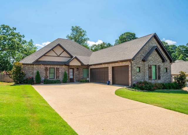 Property at 301 Arlington Park Dr, Hot Springs, AR 71901, 4 beds, 3 baths