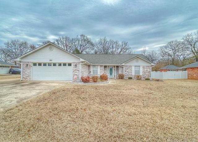 Property at 212 Cherokee Ln, Clarksville, AR 72830, 3 beds, 2 baths