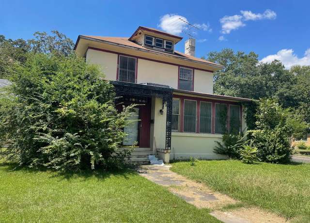 Property at 1700 S Laurel St, Pine Bluff, AR 71601, 4 beds, 2 baths
