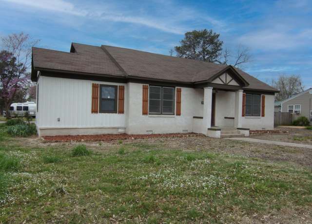 Property at 220 College St St, Lonoke, AR 72086, 3 beds, 2 baths