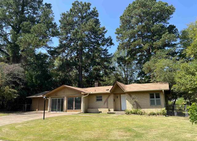 Property at 1565 Pine Manor Dr, Arkadelphia, AR 71923, 4 beds, 2 baths