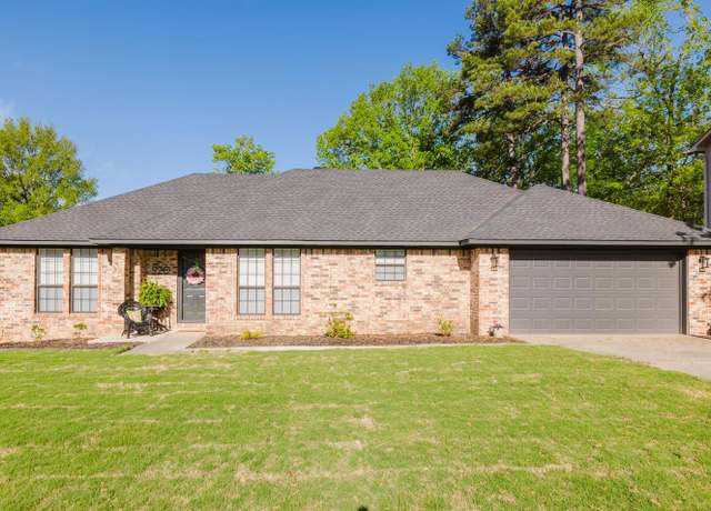 Property at 920 Parkway Pl, Little Rock, AR 72223, 3 beds, 2 baths