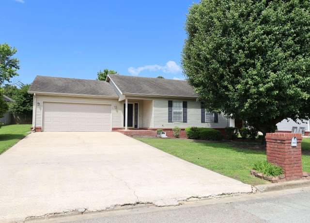 Property at 1804 S 10th St, Paragould, AR 72450, 3 beds, 2 baths