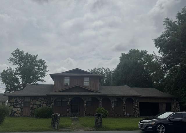 Property at 1303 S Bay St, Pine Bluff, AR 71603, 3 beds, 2.5 baths