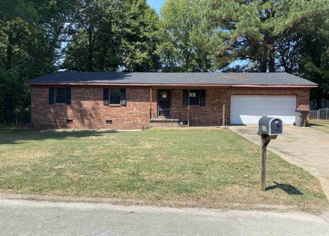 Property at 202 Foxfire Dr, Paragould, AR 72450, 3 beds, 2 baths