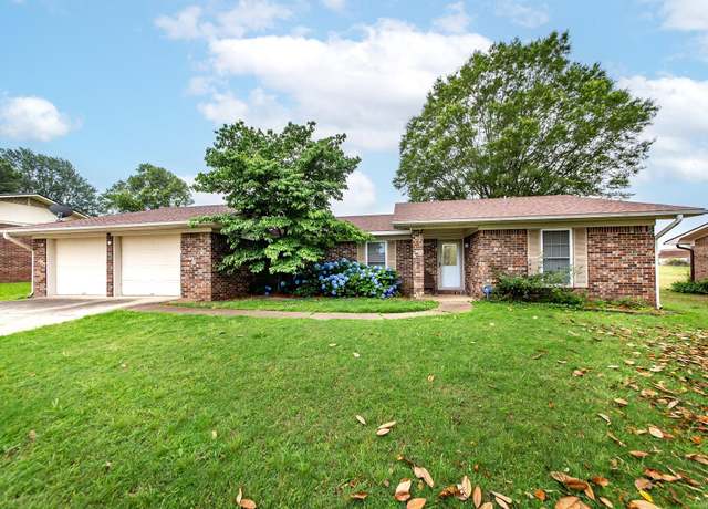 Property at 221 San Juan Dr, Hot Springs, AR 71913, 3 beds, 2 baths