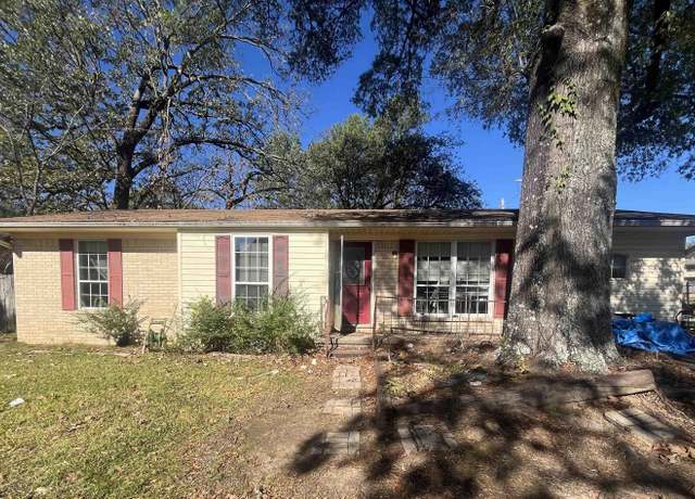 Property at 102 King Arthur Ct, Hot Springs, AR 71913, 4 beds, 2 baths